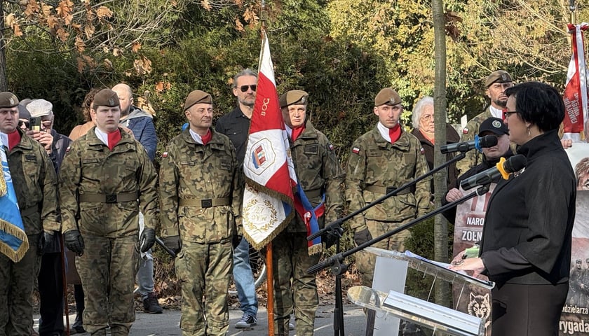 Powiększ obraz: Obchody Narodowego Dnia Pamięci Żołnierzy Wyklętych na Cmentarzu Osobowickim przy Pomniku Ofiar Terroru Komunistycznego 1945–1956