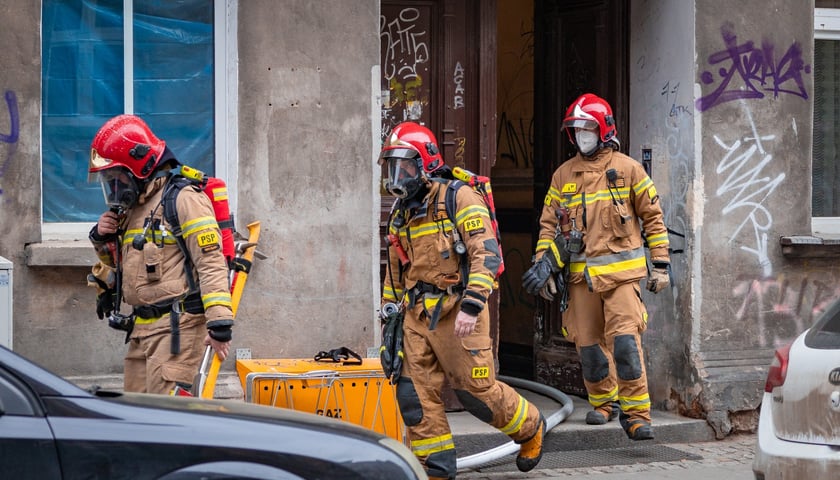 Powiększ obraz: Interwencja strażaków w kamienicy przy Sępa-Szarzyńskiego