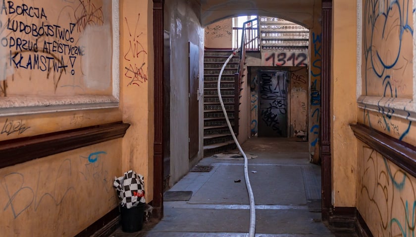 Powiększ obraz: Interwencja strażaków w kamienicy przy Sępa-Szarzyńskiego