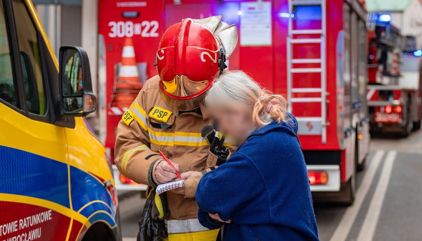 Powiększ obraz: Interwencja strażaków w kamienicy przy Sępa-Szarzyńskiego