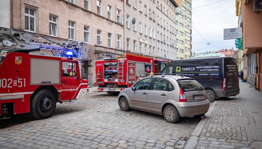 Powiększ obraz: Interwencja strażaków w kamienicy przy Sępa-Szarzyńskiego