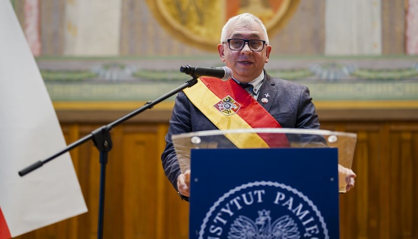 Powiększ obraz: Uroczystość odsłonięcia tablicy poświęconej ppor. Danucie Siedzikównie „Ince” w I LO we Wrocławiu. Robert Pieńkowski, rady Rady Miejskiej Wrocławia