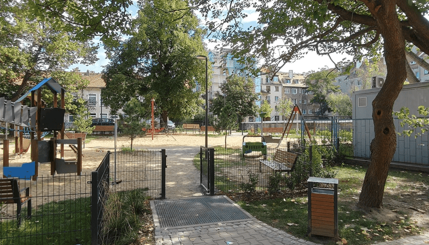 Nowy plac zabaw na podw&oacute;rku JOWN