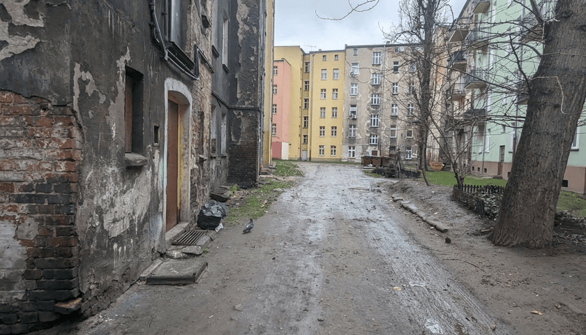 Powiększ obraz: <p>Tak wyglądało podw&oacute;rko przy Rozbrat przed remontem</p>