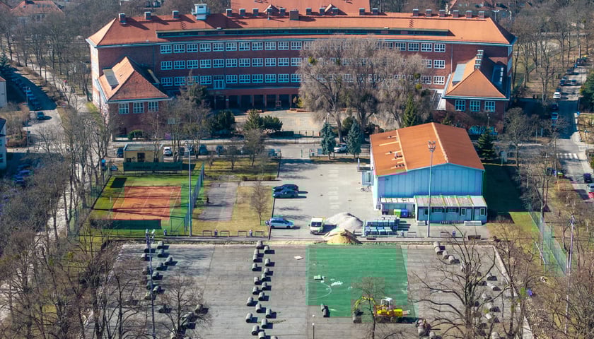 Powiększ obraz: Remont boiska Spartan na Sępolnie. Wrocław, 03.03.2026