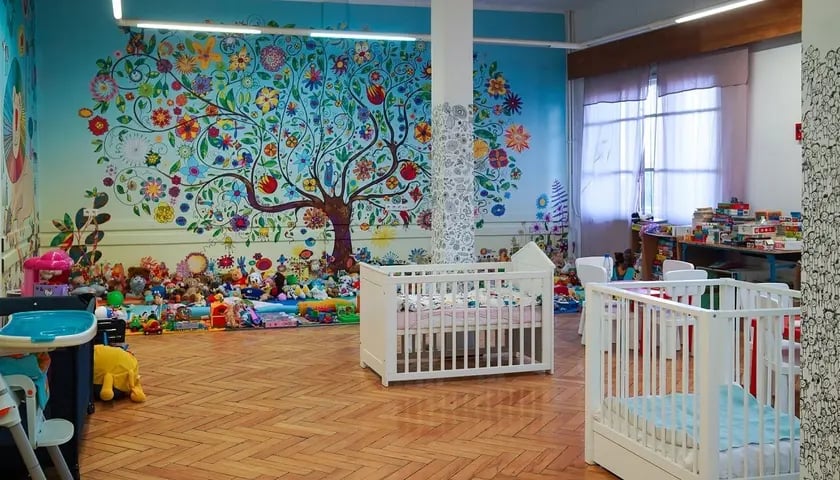 Powiększ obraz: Ścianę bawialni w budynku ozdobił piękny mural. Jego projekt graficzny wykonał społecznie, znany wrocławski grafik i ilustrator Andrzej Tylkowski.