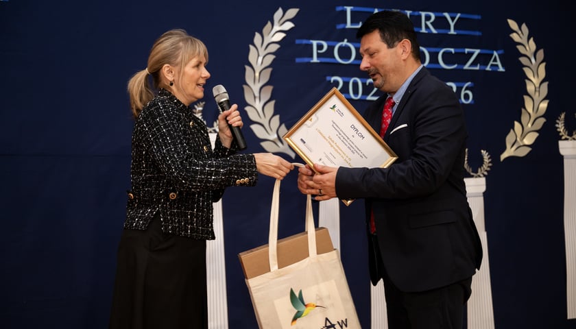 Powiększ obraz: Marek Marcinkowski, dyrektor SP nr 43, odbierający wyróżnienie