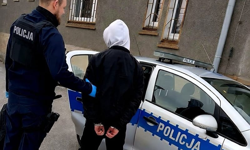 Zatrzymanie poszukiwanego mężczyzny przez policję