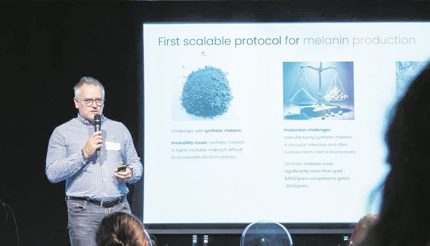 Powiększ obraz: Prof. Marcin Majka podczas wystąpienie w Berlinie w ramach study visit związanej z acceleratorem BioForum