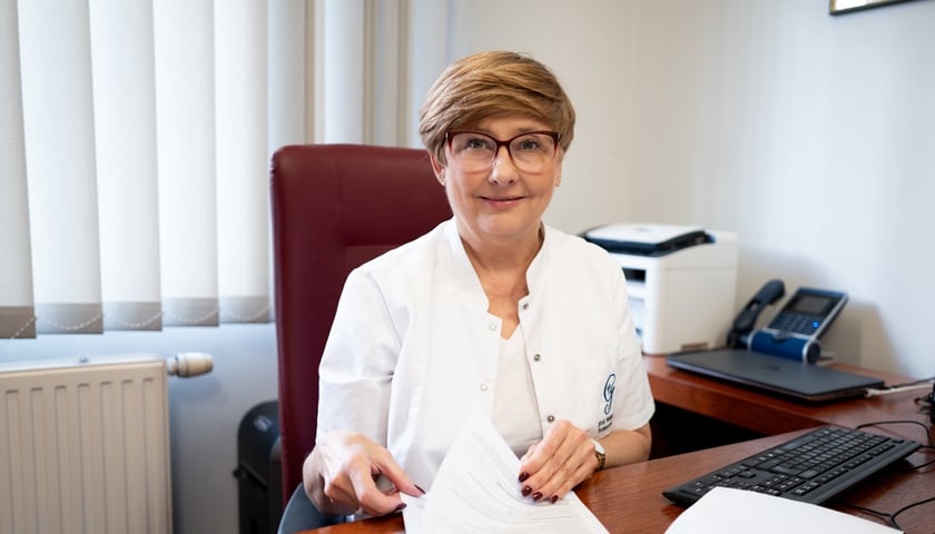 Powiększ obraz: <p>&ndash; 90-latka, kt&oacute;ra biega i uzbierała już za to medale i puchary. 100-latka w Stanach Zjednoczonych zażyczyła sobie skoku ze spadochronem. W Łodzi jest pan, 97 lat, prowadzi warsztat pracuje, jest aktywny &mdash; <strong>wylicza&nbsp;prof. Małgorzata Sobieszczańska, szefowa oddziału, także zaangażowana w kampanię</strong></p>