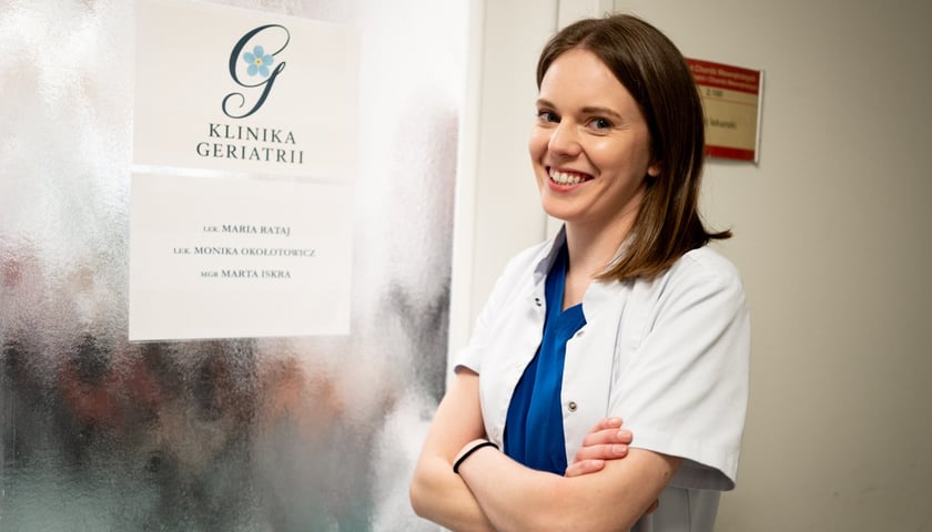 Powiększ obraz: <p>Niebieski kolor okular&oacute;w wział się od koloru niezapominajki w logo</p>