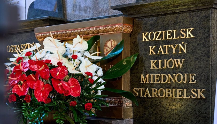 Uroczystość pochówku ofiar zbrodni katyńskiej w Kościele Garnizonowym we Wrocławiu