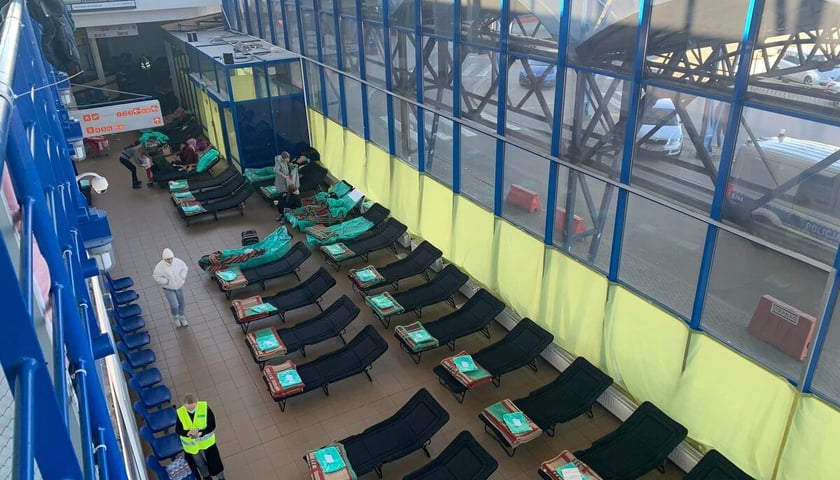 Powiększ obraz: W budynku starego terminalu azyl może znaleźć 200 osób