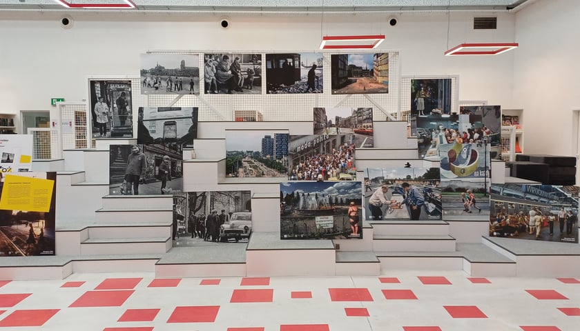 Powiększ obraz: <p>Wystawa "Tożsamość" Chrisa Niedenthala w bibliotece Grafit</p>