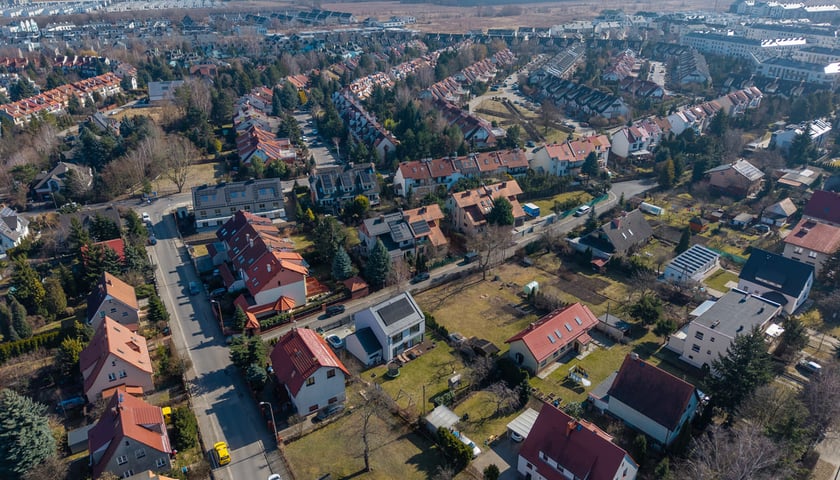 Powiększ obraz: Osiedle Wojszyce we Wrocławiu, widok z drona.