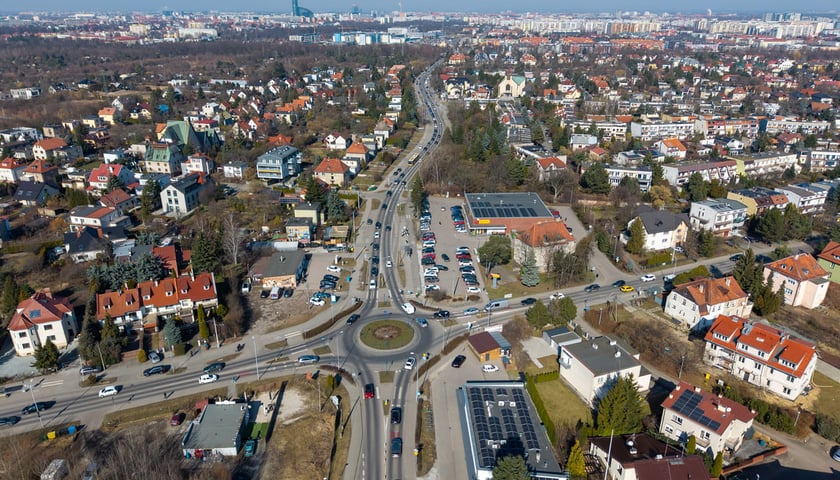 Powiększ obraz: Osiedle Wojszyce we Wrocławiu, widok z drona.