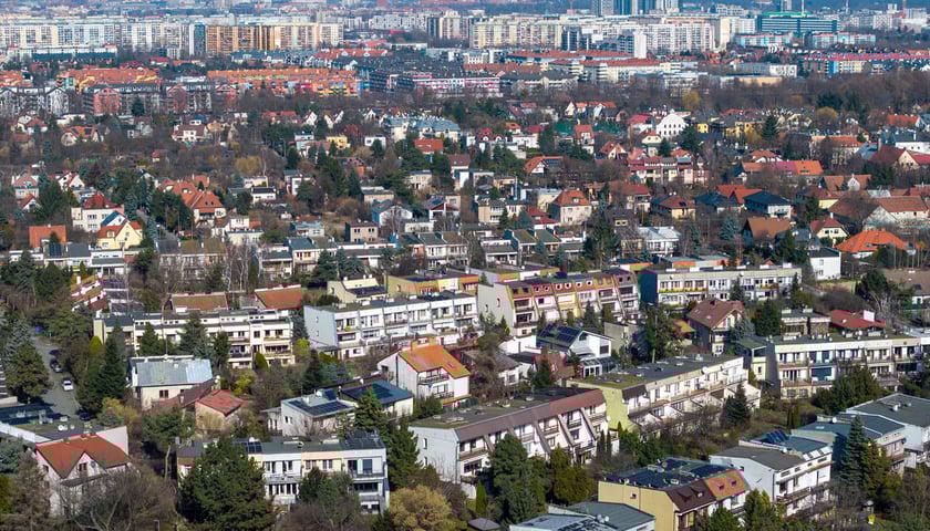 Powiększ obraz: Osiedle Wojszyce we Wrocławiu, widok z drona.