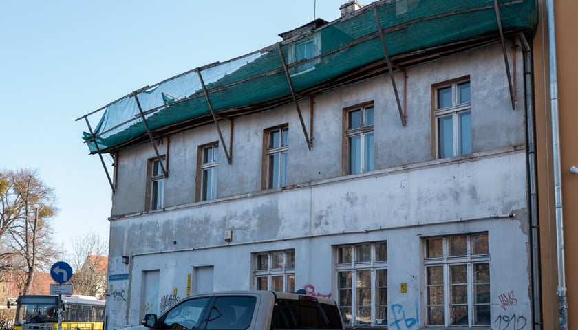 Budynek przy ul. Skoczylasa 8 - stan przed remontem. Marzec 2026