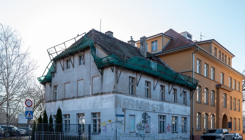 Budynek przy ul. Skoczylasa 8 - stan przed remontem. Marzec 2026