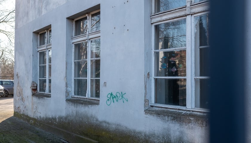 Budynek przy ul. Skoczylasa 8 - stan przed remontem. Marzec 2026