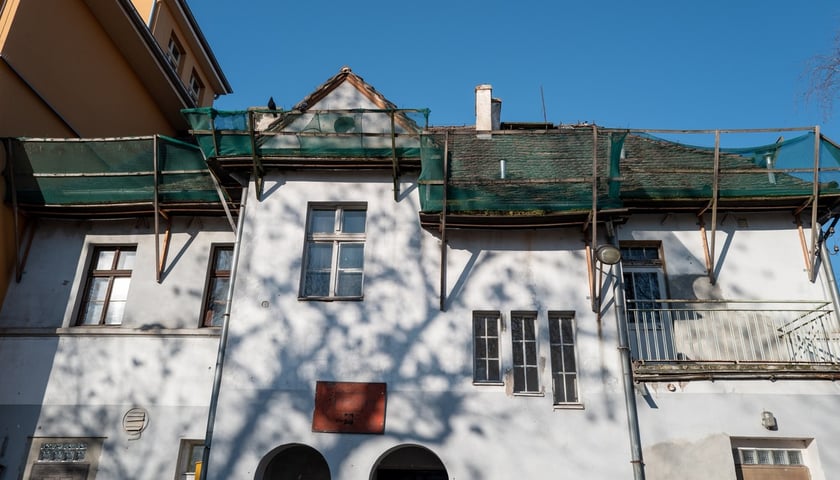 Budynek przy ul. Skoczylasa 8 - stan przed remontem. Marzec 2026