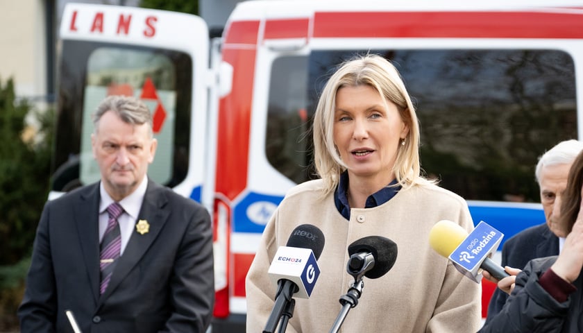 Powiększ obraz: <p>Renata Granowska: Nowa karetka dla szpitala przy ul. Kamieńskiego to konkretna inwestycja w zdrowie i bezpieczeństwo mieszkańc&oacute;w Wrocławia</p>