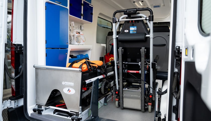 Powiększ obraz: <p>Wewnątrz znajduje się nowoczesny sprzęt zapewniający wygodę i opiekę przy transporcie międzyoddziałowym</p>