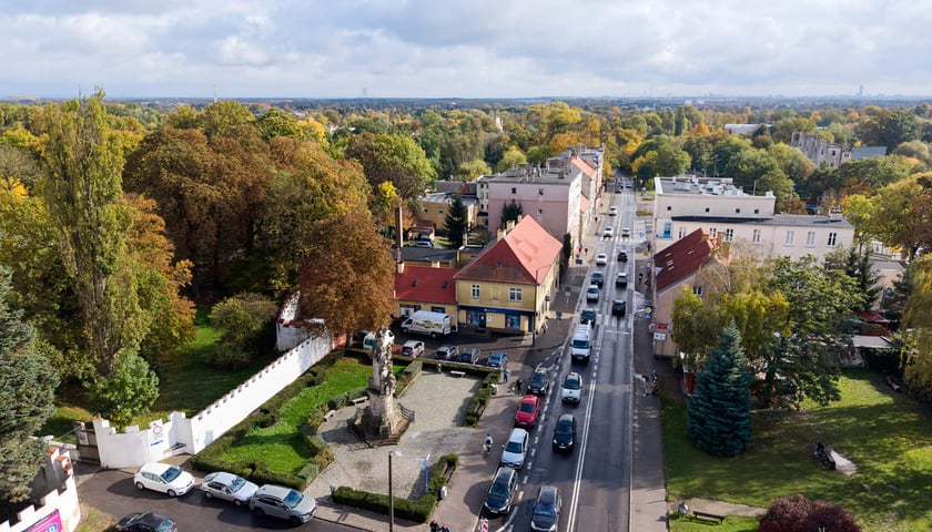 Powiększ obraz: <p>Osiedle Leśnica. Ulica Średzka, widok z drona.</p>