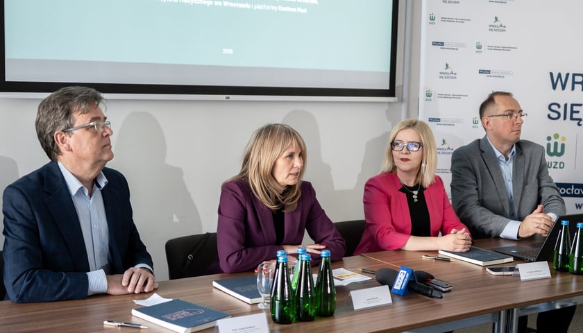 Powiększ obraz: <p>Dyrektor Joanna Nyczak (druga od lewej)</p>
