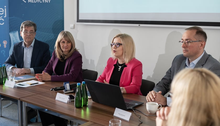 Powiększ obraz: <p>dr Kamila Ludwikowska (druga od prawej)</p>