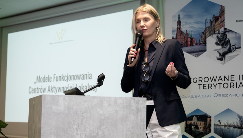 Powiększ obraz: <p>Konferencja &bdquo;Modele funkcjonowania Centr&oacute;w Aktywności Lokalnej (CAL-e) i ich sieci (SCAL-e)&rdquo; &ndash; wiceprezydent Wrocławia Renata Granowska</p>