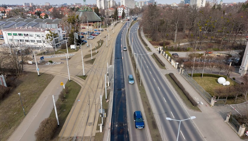 Powiększ obraz: Układanie masy bitumicznej na ulicy Powstańców Śląskich między Orlą a Krzycką