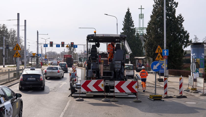 Powiększ obraz: Układanie masy bitumicznej na ulicy Powstańców Śląskich między Orlą a Krzycką