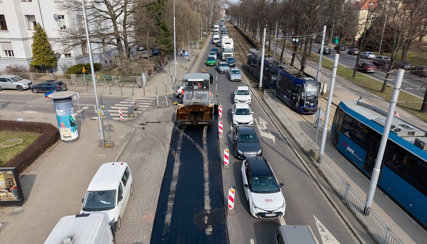 Powiększ obraz: Układanie masy bitumicznej na ulicy Powstańców Śląskich między Orlą a Krzycką