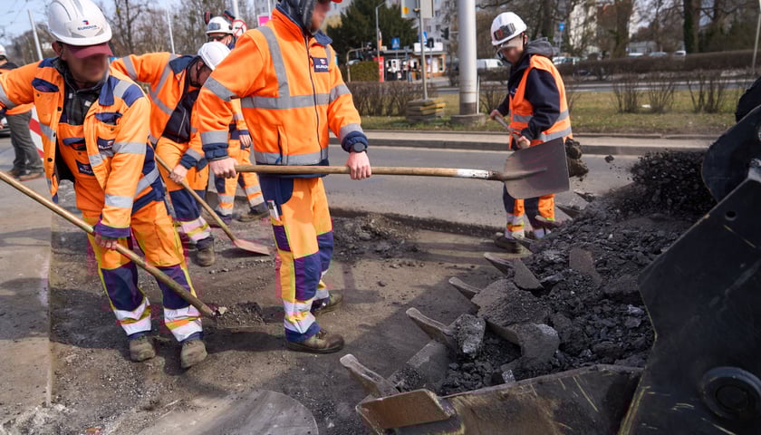 Powiększ obraz: Układanie masy bitumicznej na ulicy Powstańców Śląskich między Orlą a Krzycką