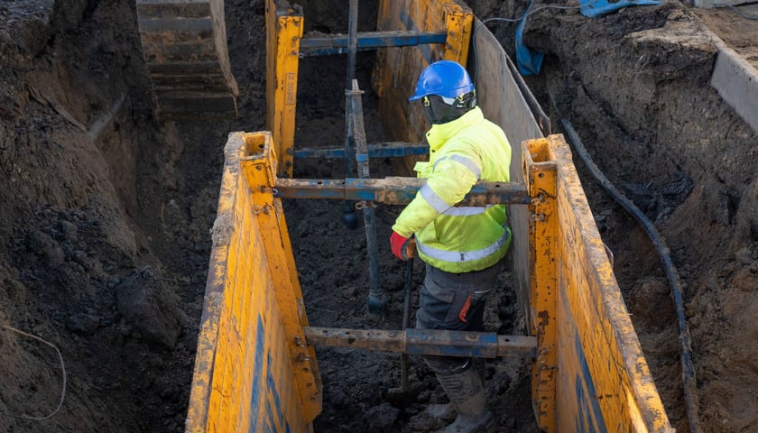 Powiększ obraz: Budowa wodociągu na ulicy Bajana