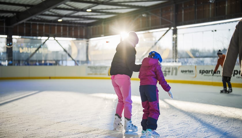 Powiększ obraz: Dwie dziewczynki na łyżwach na lodowisku przy Jaksonowickiej