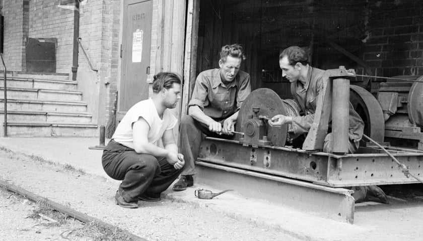 Powiększ obraz: Pracownicy elewatora&nbsp;- miejsca stanowiącego zabezpieczenie żywnościowe dla miasta