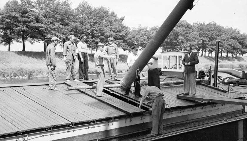 Powiększ obraz: Kanał Miejski przy elewatorze na Kleczkowie w roku 1950
