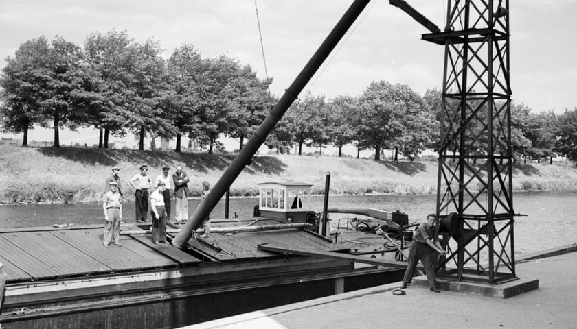 Powiększ obraz: Kanał Miejski przy elewatorze na Kleczkowie w roku 1950