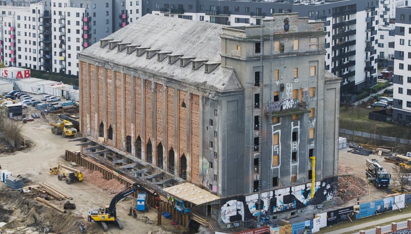 Powiększ obraz: Remont elewatora zbożowego na Kleczkowie we Wrocławiu - początek prac