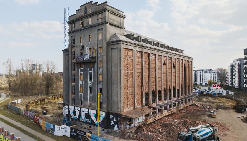 Powiększ obraz: <p>Remont elewatora zbożowego na Kleczkowie we Wrocławiu - początek prac</p>