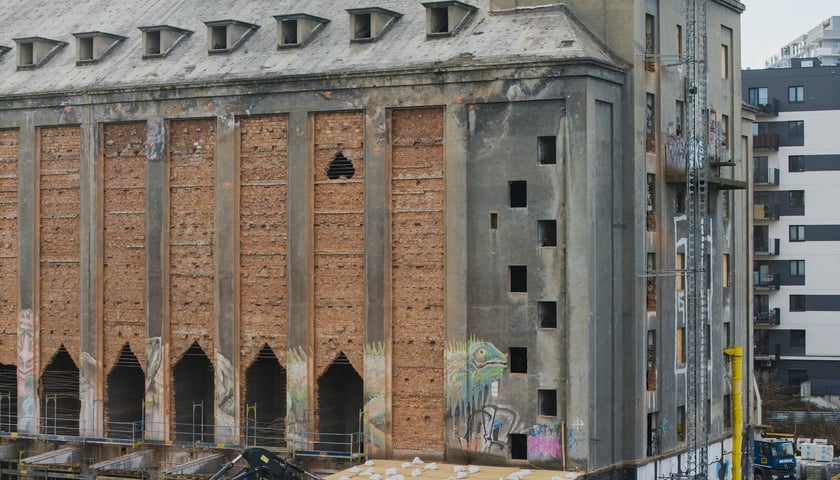 Powiększ obraz: Remont elewatora zbożowego na Kleczkowie we Wrocławiu - początek prac