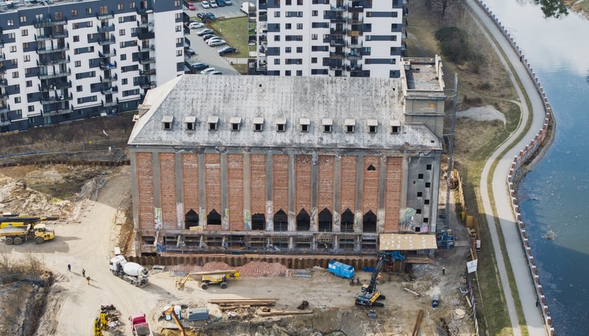 Powiększ obraz: Remont elewatora zbożowego na Kleczkowie we Wrocławiu - początek prac