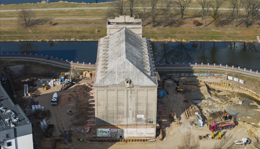 Powiększ obraz: Remont elewatora zbożowego na Kleczkowie we Wrocławiu - początek prac