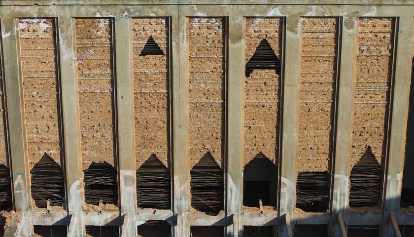 Powiększ obraz: <p>Remont elewatora zbożowego na Kleczkowie we Wrocławiu - początek prac</p>