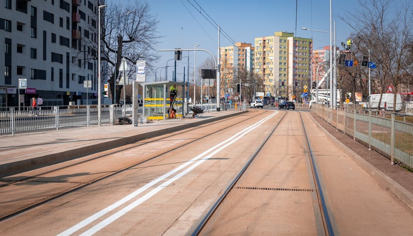 Powiększ obraz: 200-metrowy odcinek trasy autobusowo-tramwajowej jest już niemal gotowy. Zdjęcie z 11 marca&nbsp;