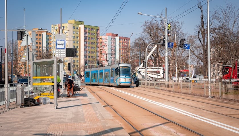 Powiększ obraz: 200-metrowy odcinek trasy autobusowo-tramwajowej jest już niemal gotowy. Zdjęcie z 11 marca&nbsp;