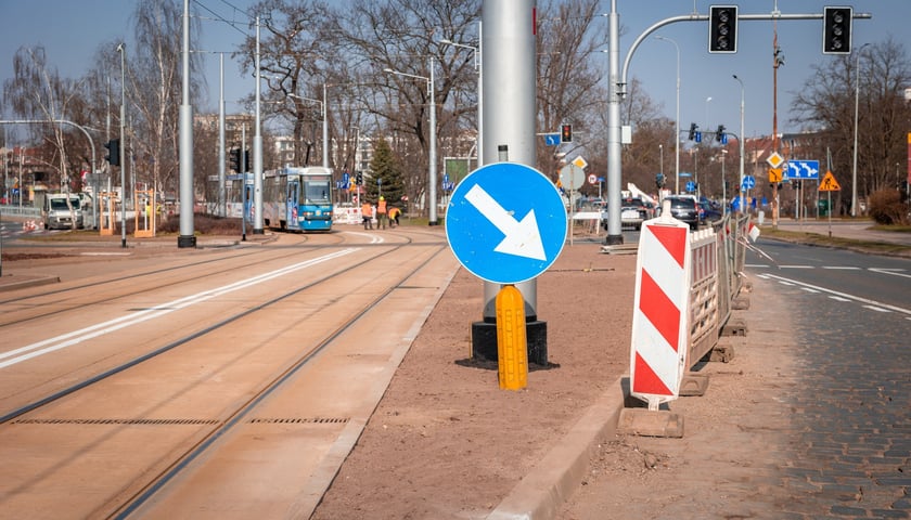 Powiększ obraz: 200-metrowy odcinek trasy autobusowo-tramwajowej jest już niemal gotowy. Zdjęcie z 11 marca&nbsp;