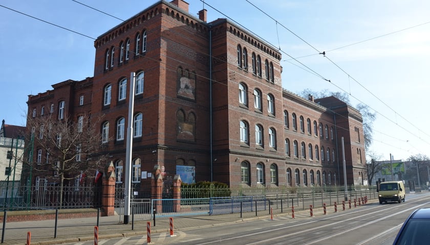 Szkoła podstawowa przy ulicy Glinianej 30. Całkiem możliwe, że jednym z jej uczni&oacute;w był jeden z najwybitniejszych słoweńskich pisarzy.